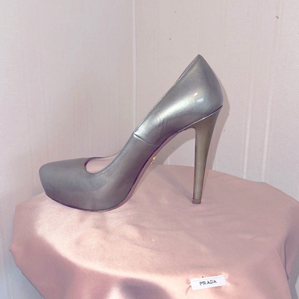 💃 $800 Prada Patent Leather Grey Pearl Platform Pumps Luxurious & Chic | Sz 37 - Picture 9 of 11